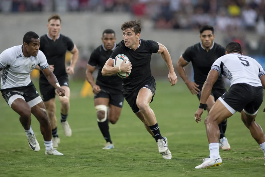 Jugador de rugby sevens corre con el balón ovalado mientras dos rivales se aproximan para defender en un campo de tamaño completo.
